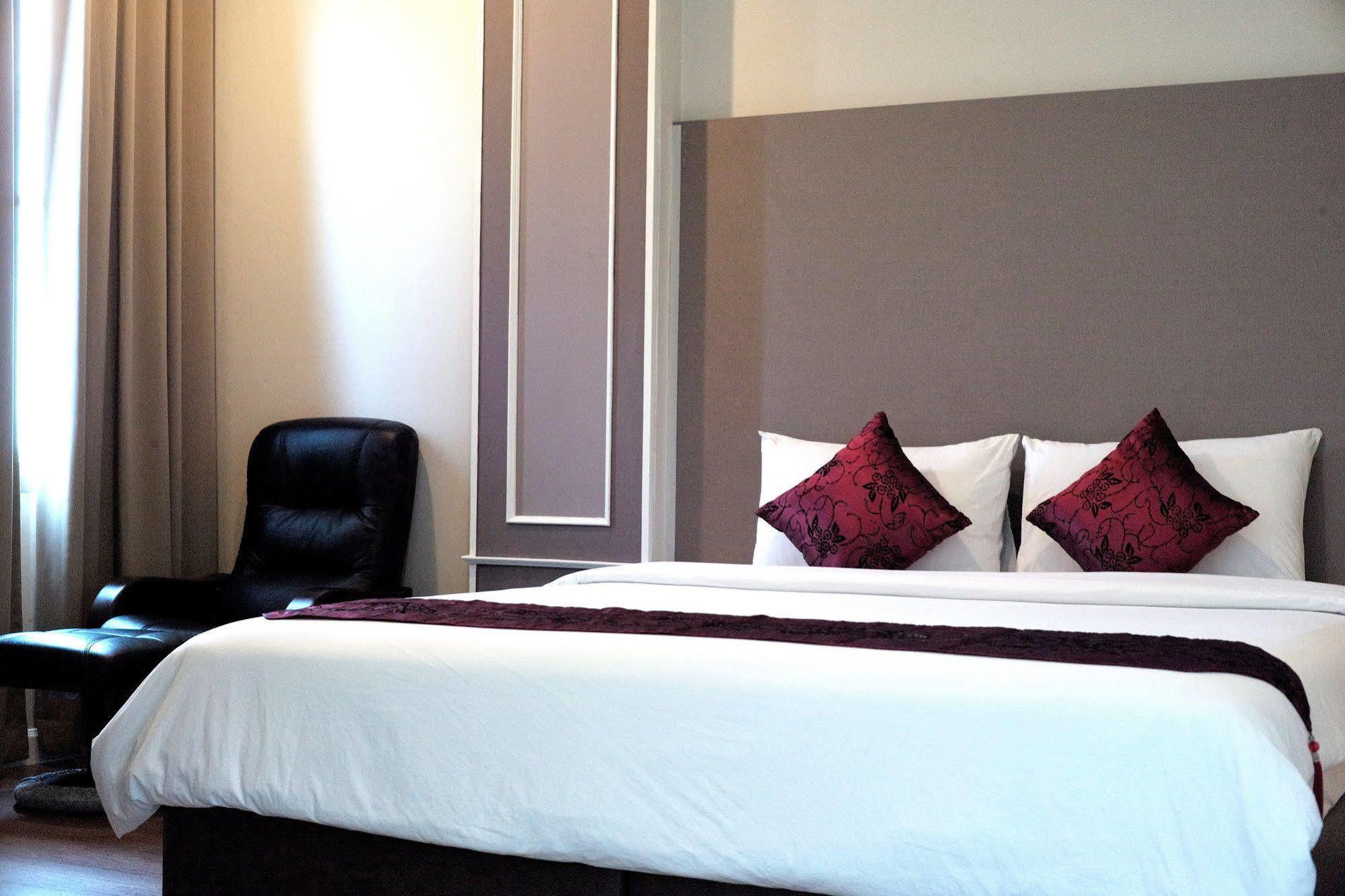 J. Park Hotel Chonburi Exteriör bild